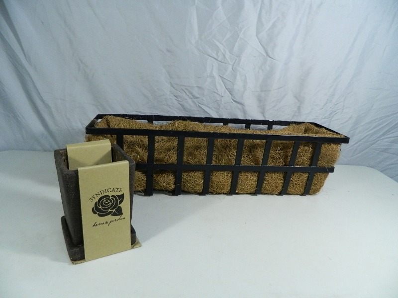 lot 99 image: 2 New Planters