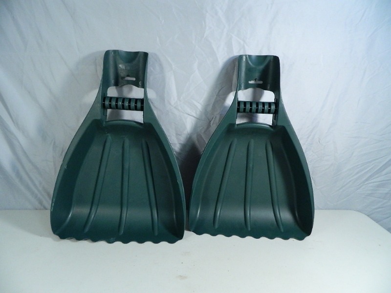 lot 107 image: New Leaf Collector Hand Scoops