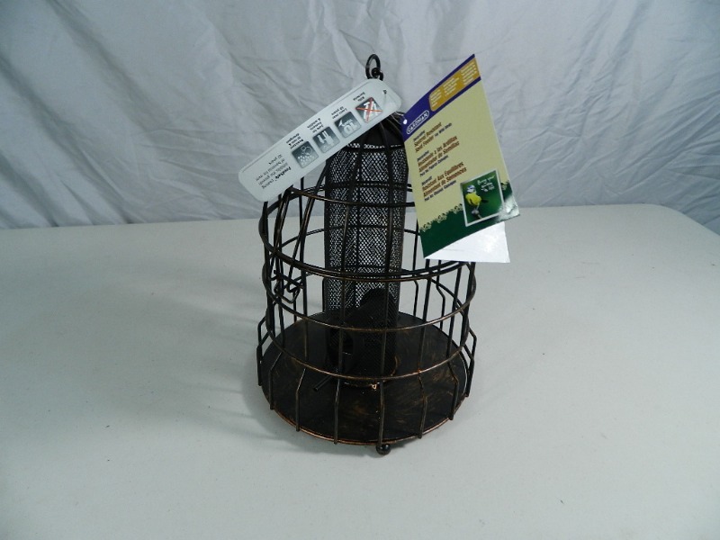 lot 142 image: New Squirrel Resistant Bird Feeder