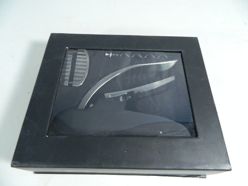 lot 185 image: New Wine Accessory Kit