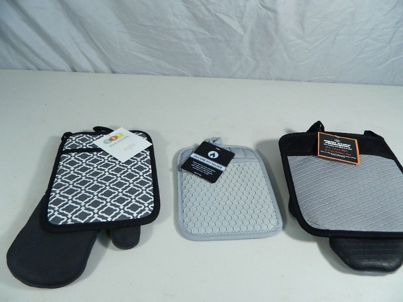 lot 218 image: 5 New Oven Mitts and Pot Holders