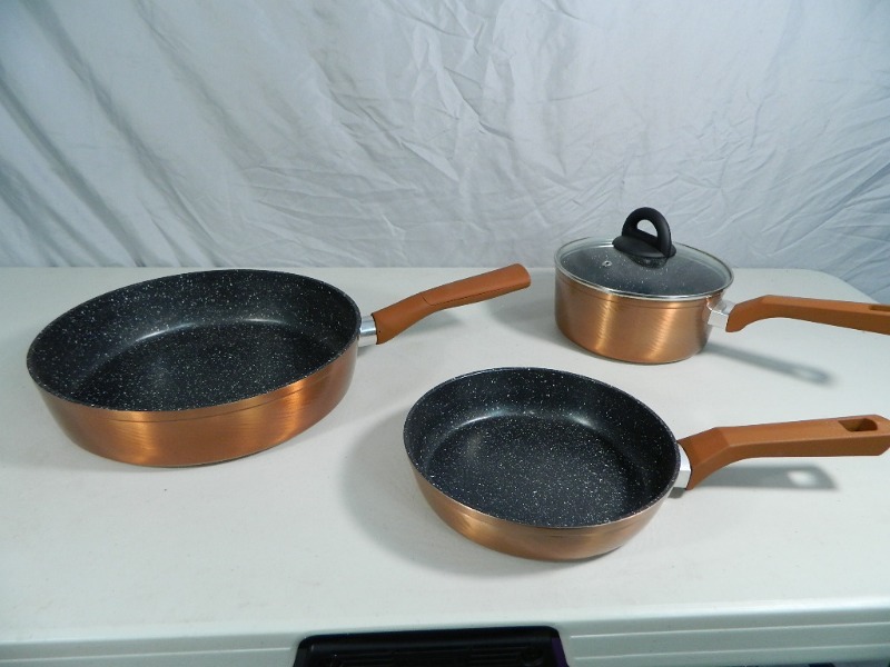 lot 246 image: New 4 Pc Pan Set
