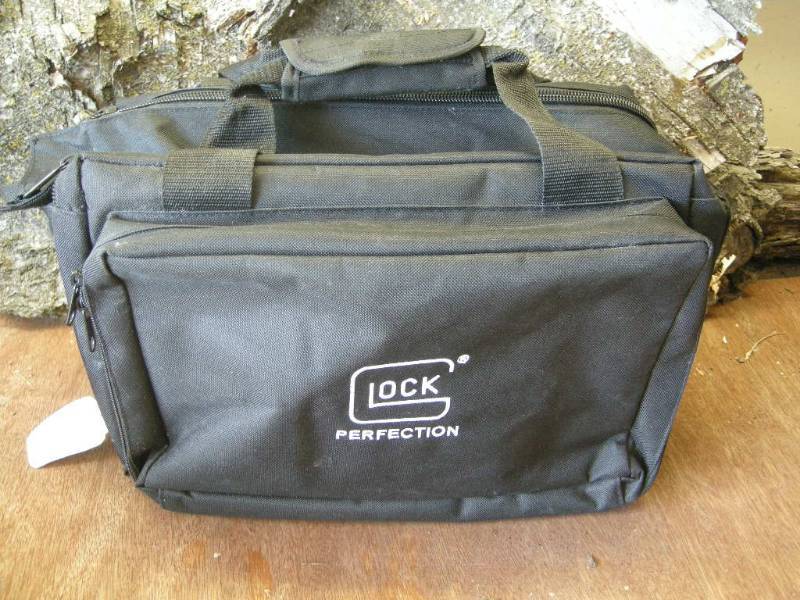 lot 19 image: Glock Pistol Range Bag
