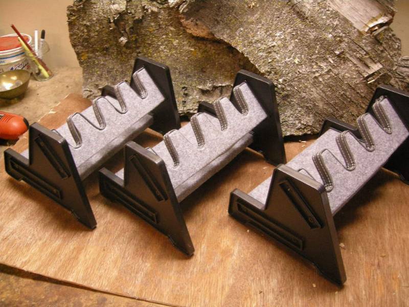 lot 62 image: 3 Stack-On Deluxe 4 Position Pistol Rack