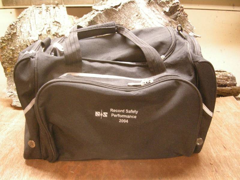lot 100 image: Black Duffle Bag
