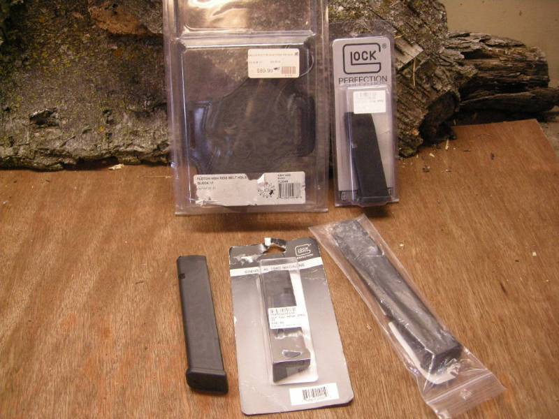 lot 195 image: Glock Holster and Magazines