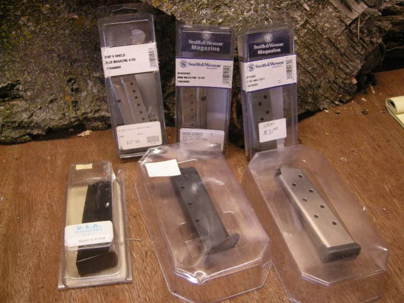 lot 198 image: 6 Pistol Magazines
