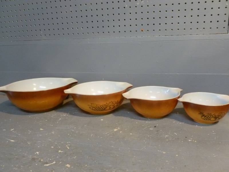 Vintage Pyrex Bowl Set