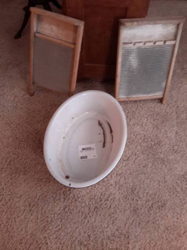lot 62 image: 2 Washboards, 1 Metal Wash Bin