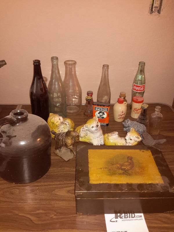 lot 75 image: Miscellaneous Lot of Bottles and Figurines