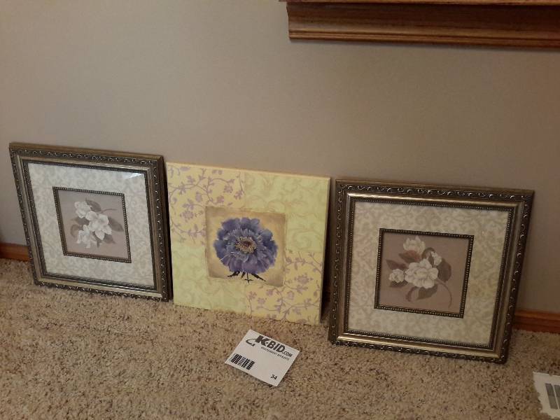 lot 34 image: 3 Decorative Wall Accents