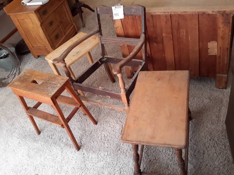 lot 41 image: 1 Chair, 3 End Tables