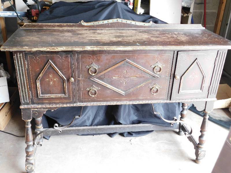 lot 14 image: Antique Oak Buffet