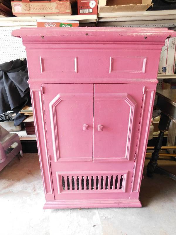 lot 16 image: Cast Iron Antique Wood Burning Furnace With 4 Feet