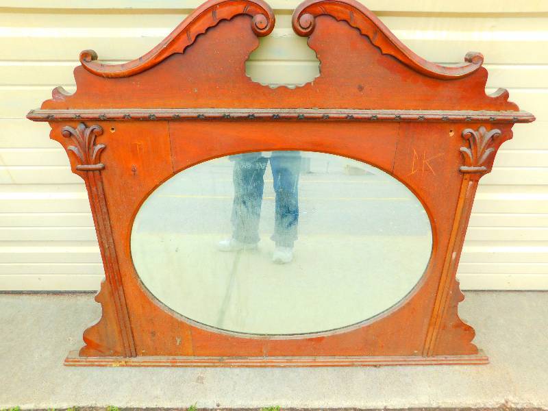 lot 22 image: Antique Wood Framed Mirror