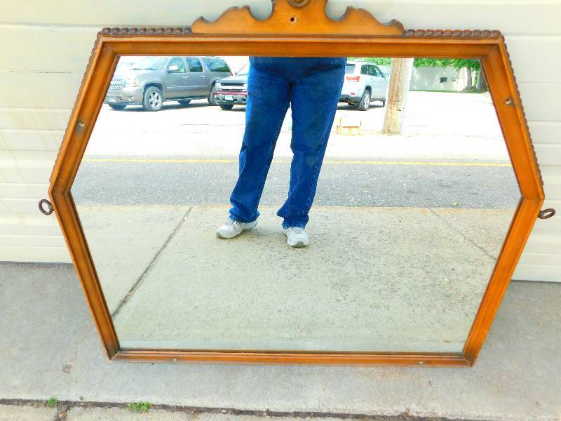lot 27 image: Antique Wooden Framed Mirror