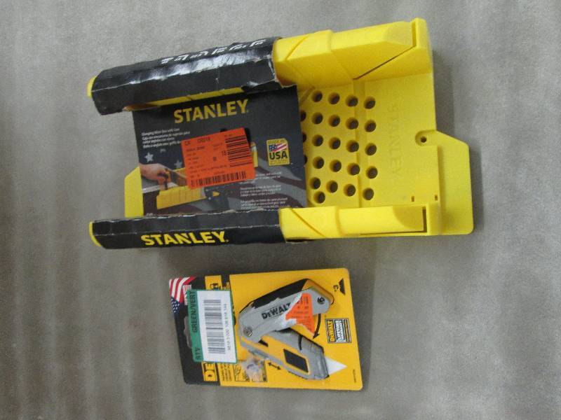 lot 185 image: Stanley Deluxe Mitre Box,Dewalt  Fo...