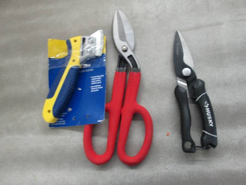lot 249 image: Grout Saw & 2 Snips, Crow Bar- one ...