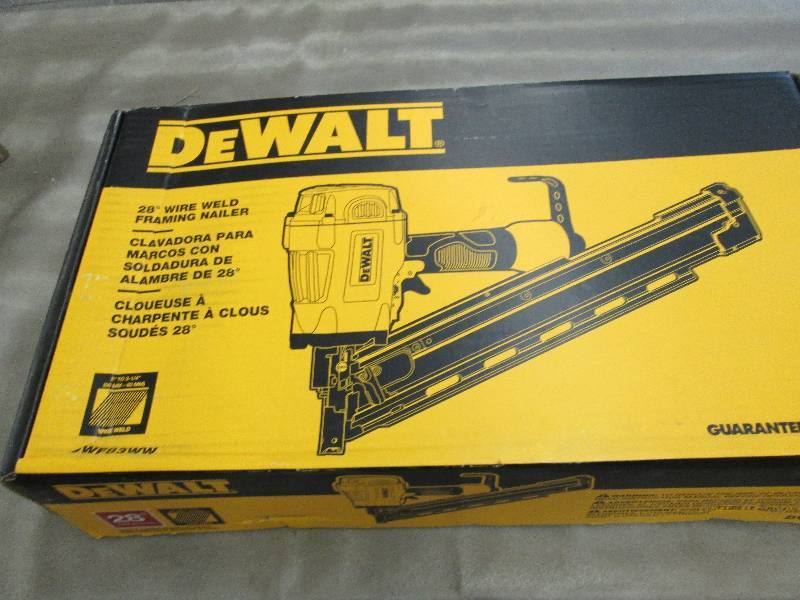 lot 328 image: Dewalt Pneumatic 28-Degree Framing ...