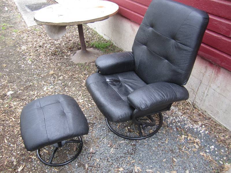 lot 2 image: Black LeatherLeather Like Chair wi...