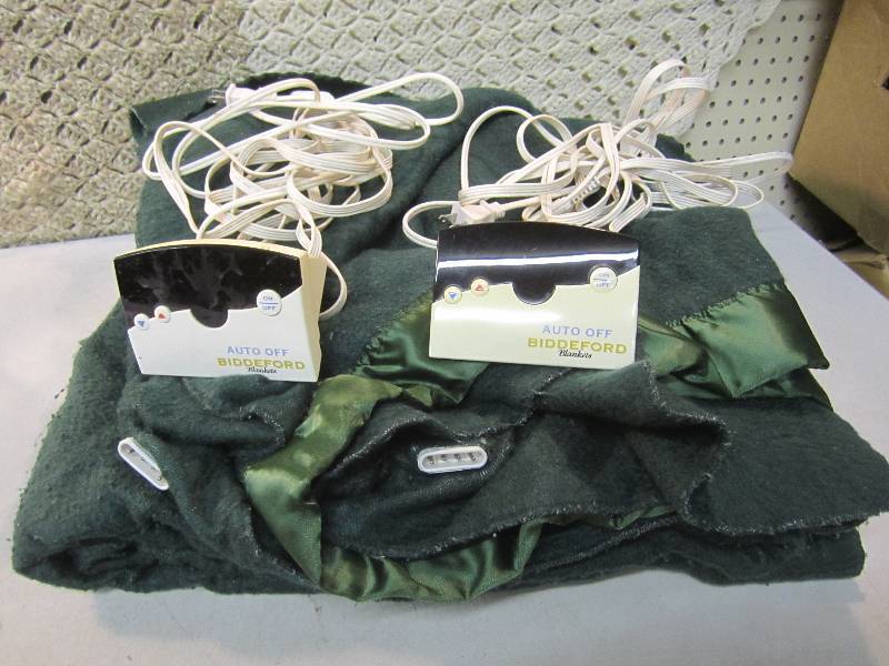 lot 9 image: Electric Blanket Daul Zone heat Con...