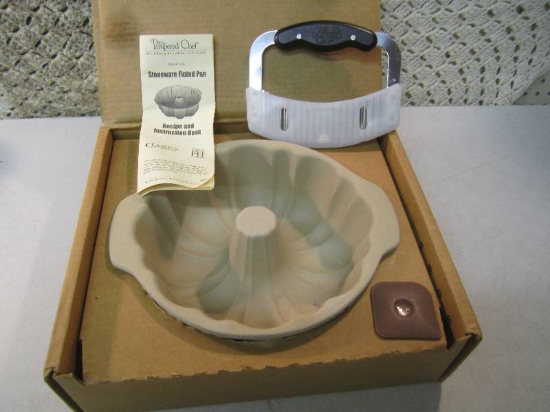 lot 11 image: The Pampered Chef Stoneware Fluted ...