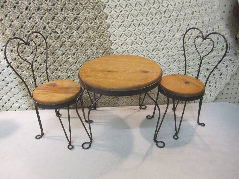 lot 19 image: Table and Chairs Decor Set Metal Fa...
