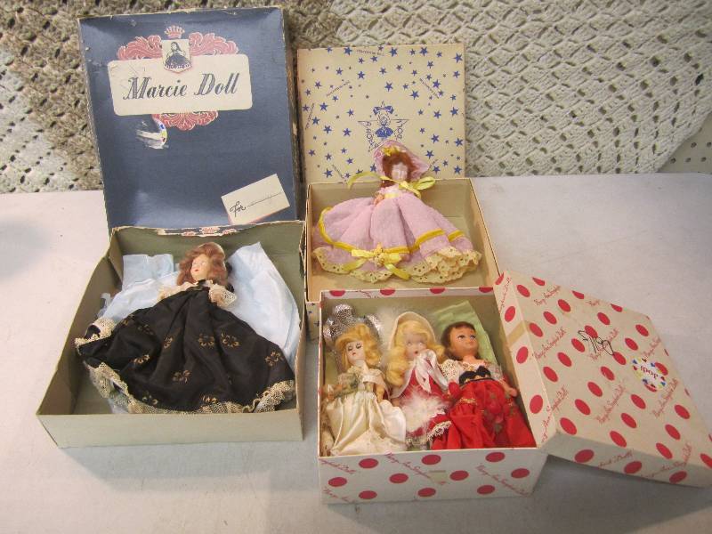 lot 21 image: Lot of 5 Vintage Dolls 3 have eyes ...