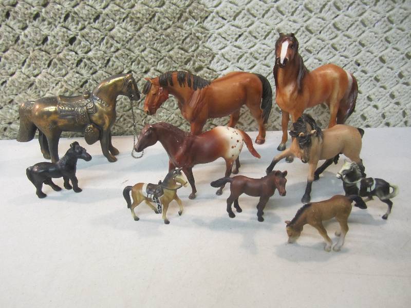 lot 25 image: Lot of Horse Figures  CS...