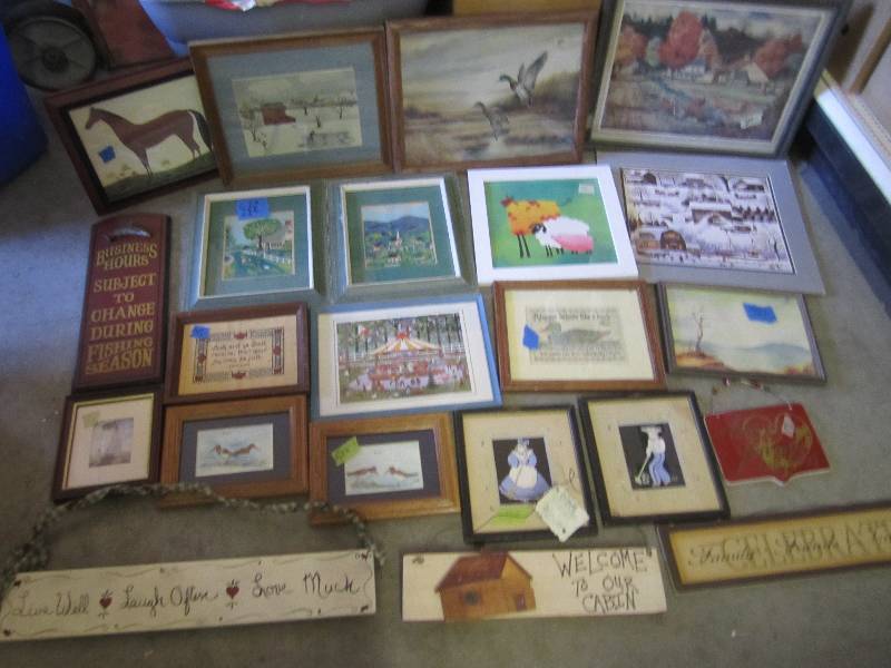 lot 30 image: Lot of Misc Wall Decor See Photos  ...