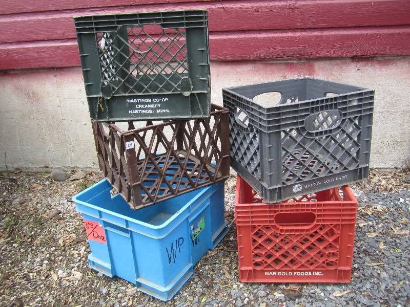 lot 174 image: Lot of 4 Plastic Crates and 1 Box  ...