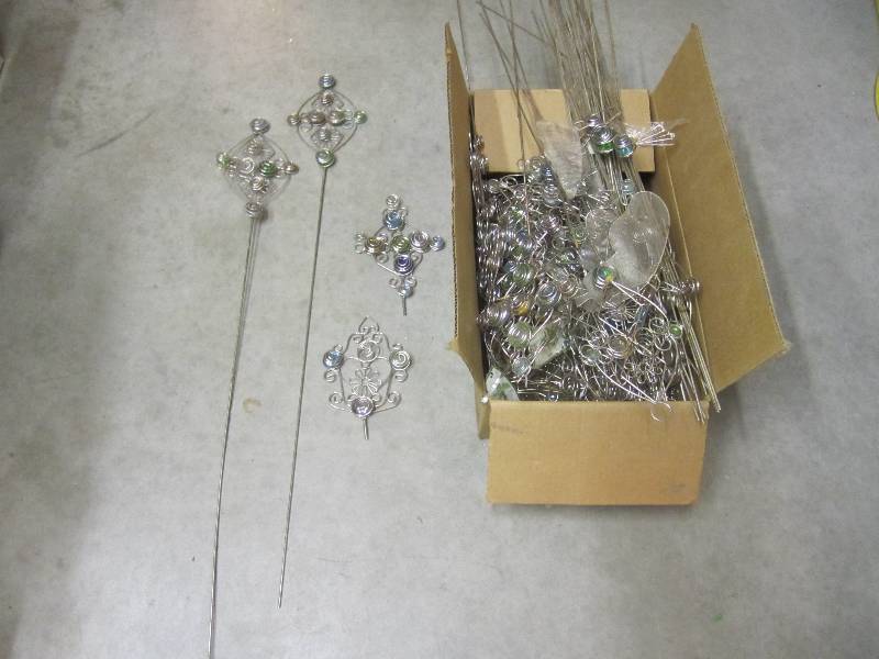 lot 189 image: Lot of 43 Metal YardGarden Stake D...