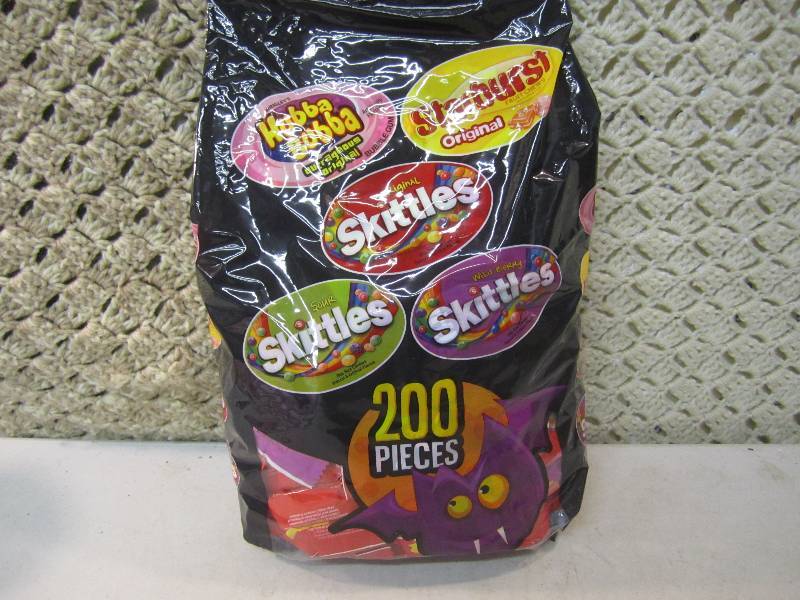 lot 229 image: Large Bag of Mixed Candy 200 Pieces...