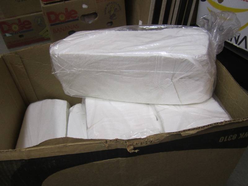 lot 287 image: Case with 5500 Lunch Napkins 11 sle...