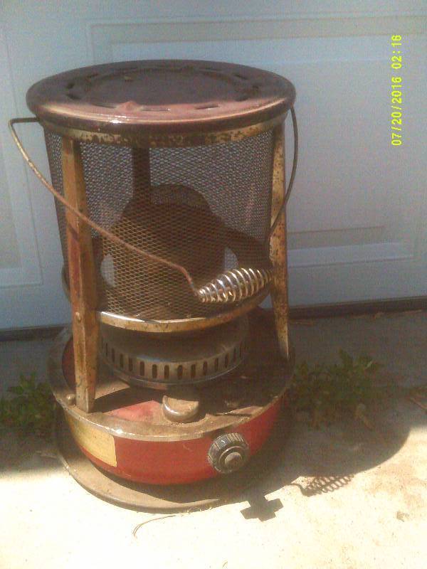 lot 4 image: VINTAGE CORRECT FLAME KEROSENE HEATER