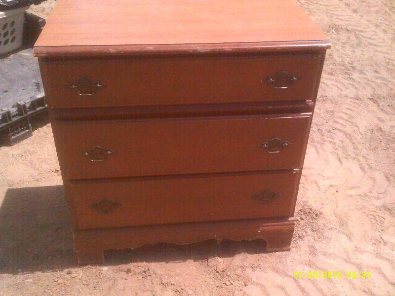 lot 11 image: VINTAGE 3 DRAWER DRESSER