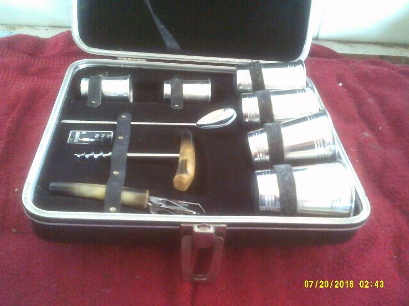 lot 15 image: VINTAGE PORTABLE PUB SET