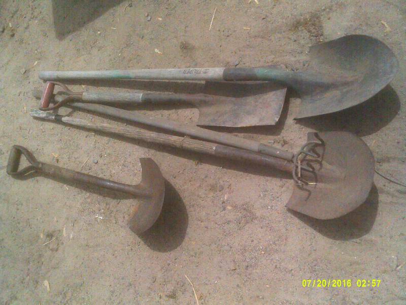 lot 21 image: PEAKED AND SQUARE SHOVELS