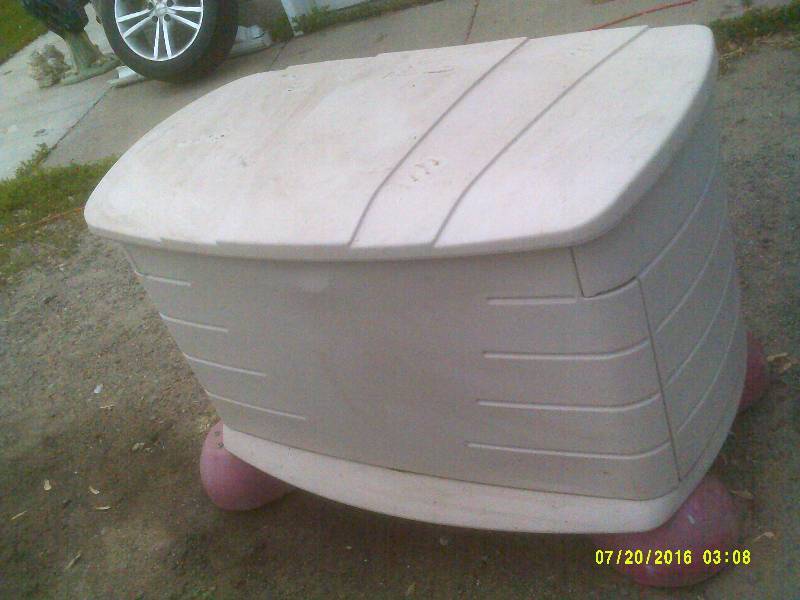 lot 26 image: RUBBER MAID TOY BOX