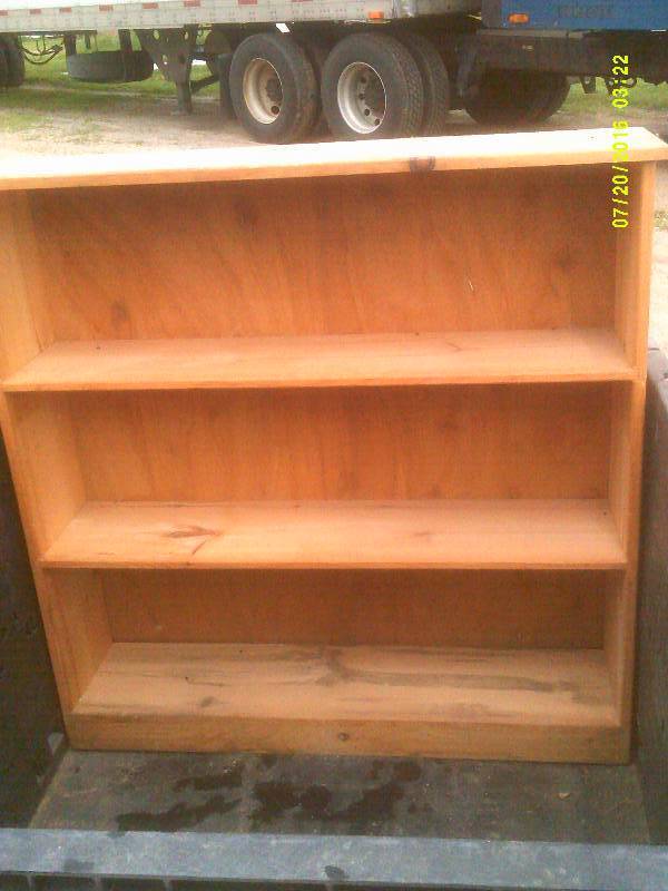 lot 32 image: WOOD BOOK CASE