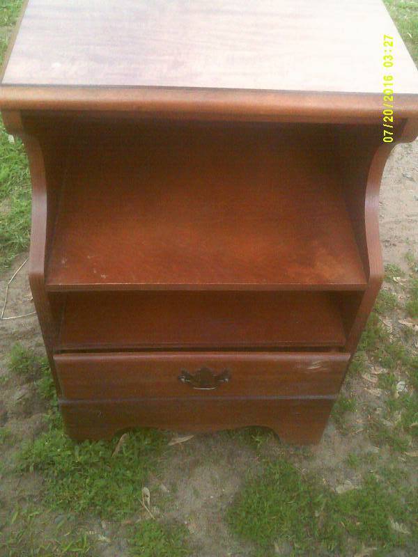 lot 33 image: VINTAGE TABLE