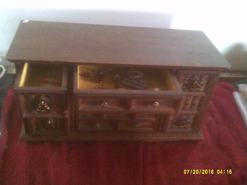 lot 38 image: VINTAGE JEWLERY BOX SOME JEWLERY