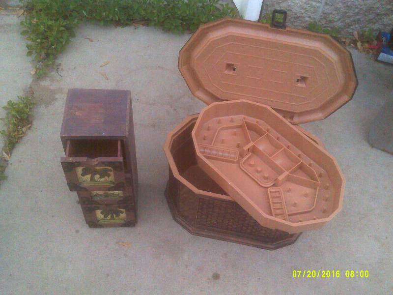 lot 43 image: VINTAGE CARRY CASE AND 3 DRAWER BOX