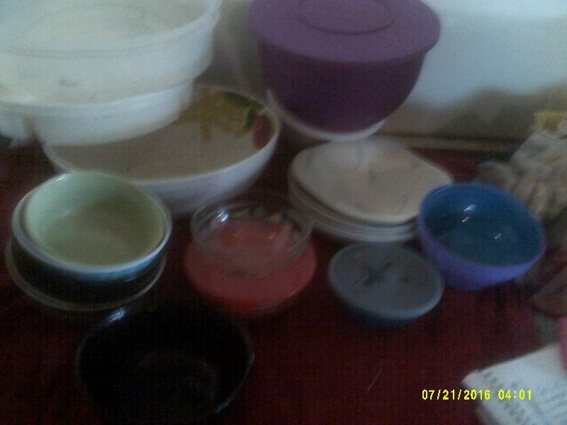 lot 49 image: NEW AND USED GLASS AND PLASTIC BOWLS SOME WITH COVERS