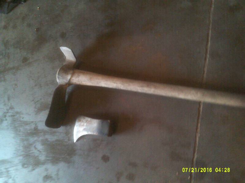 lot 54 image: LONG HANDLED PICK AXE 1 REG AXE HEAD