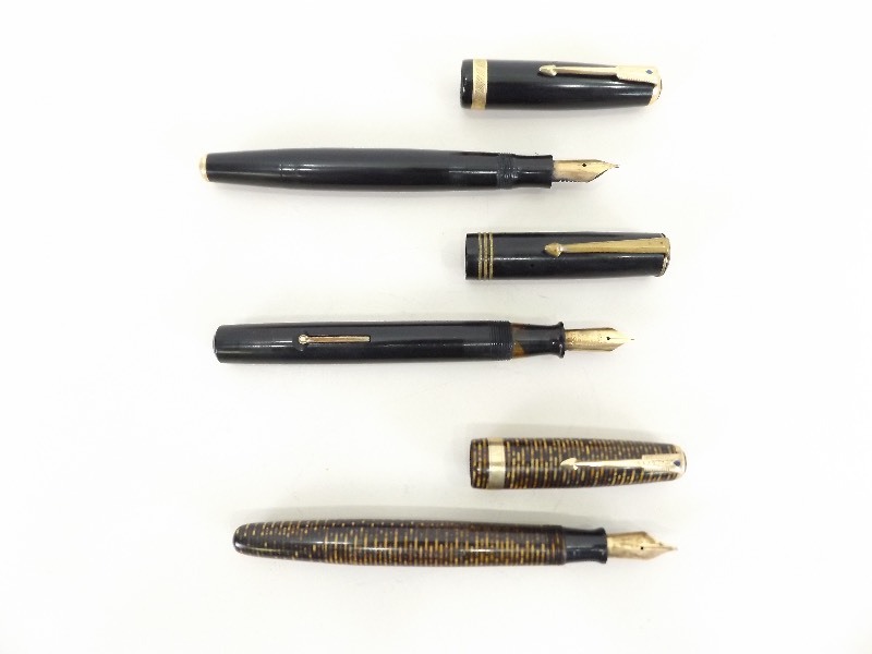 lot 4 image: 2 Vintage Parker Vacumatic, and 1 Vintage Swan Fountain Pen