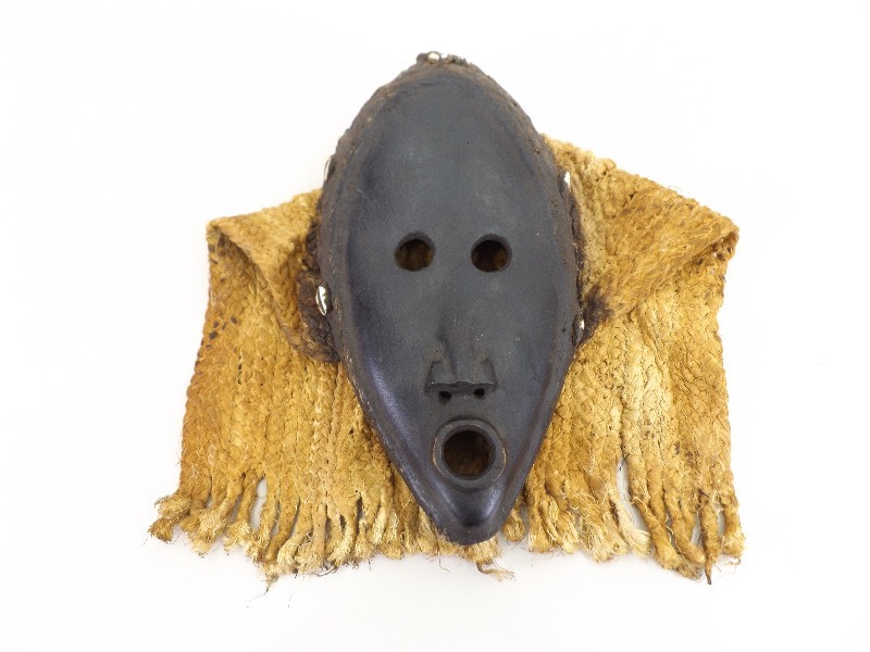 lot 18 image: Antique African Wood Mask