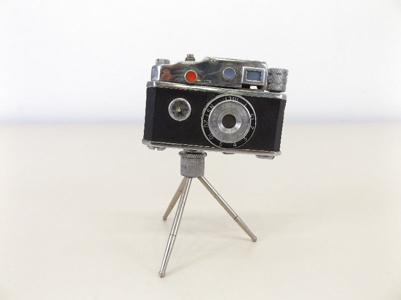 lot 22 image: Vintage Camera Lighter