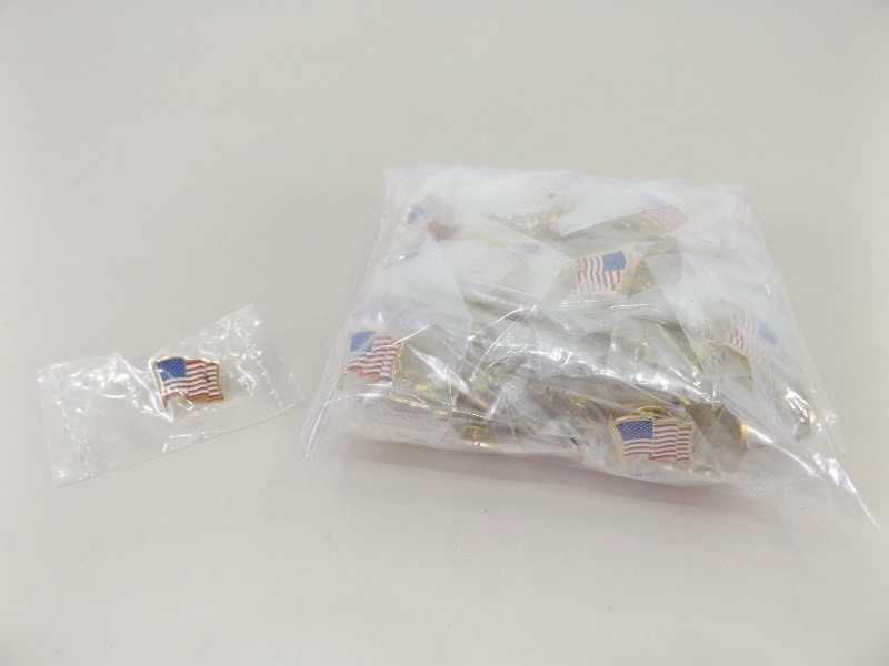 lot 25 image: 100 NEW US Flag Lapel Pins