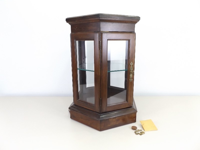 lot 35 image: Vintage Solid Wood Lighted Hexagon Curio
